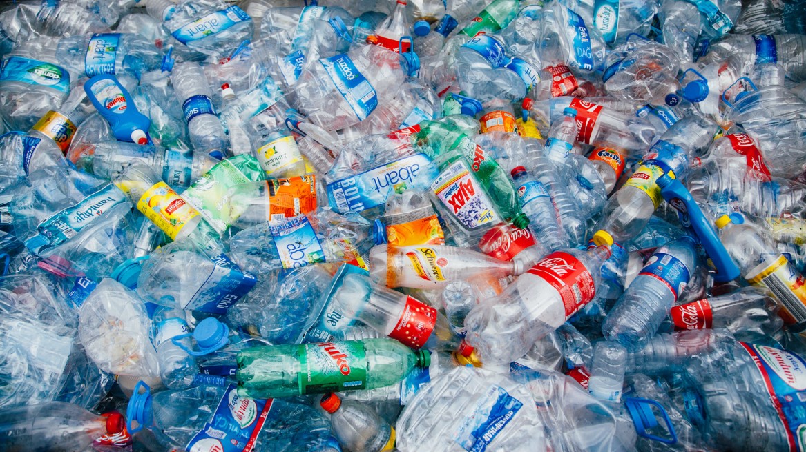 Kunststoffflaschenstapel wartet auf das Recycling