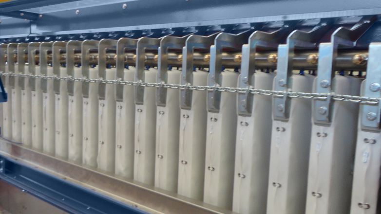 Primer plano de las placas del filtro de prensa TIGER dentro del recinto de lavado