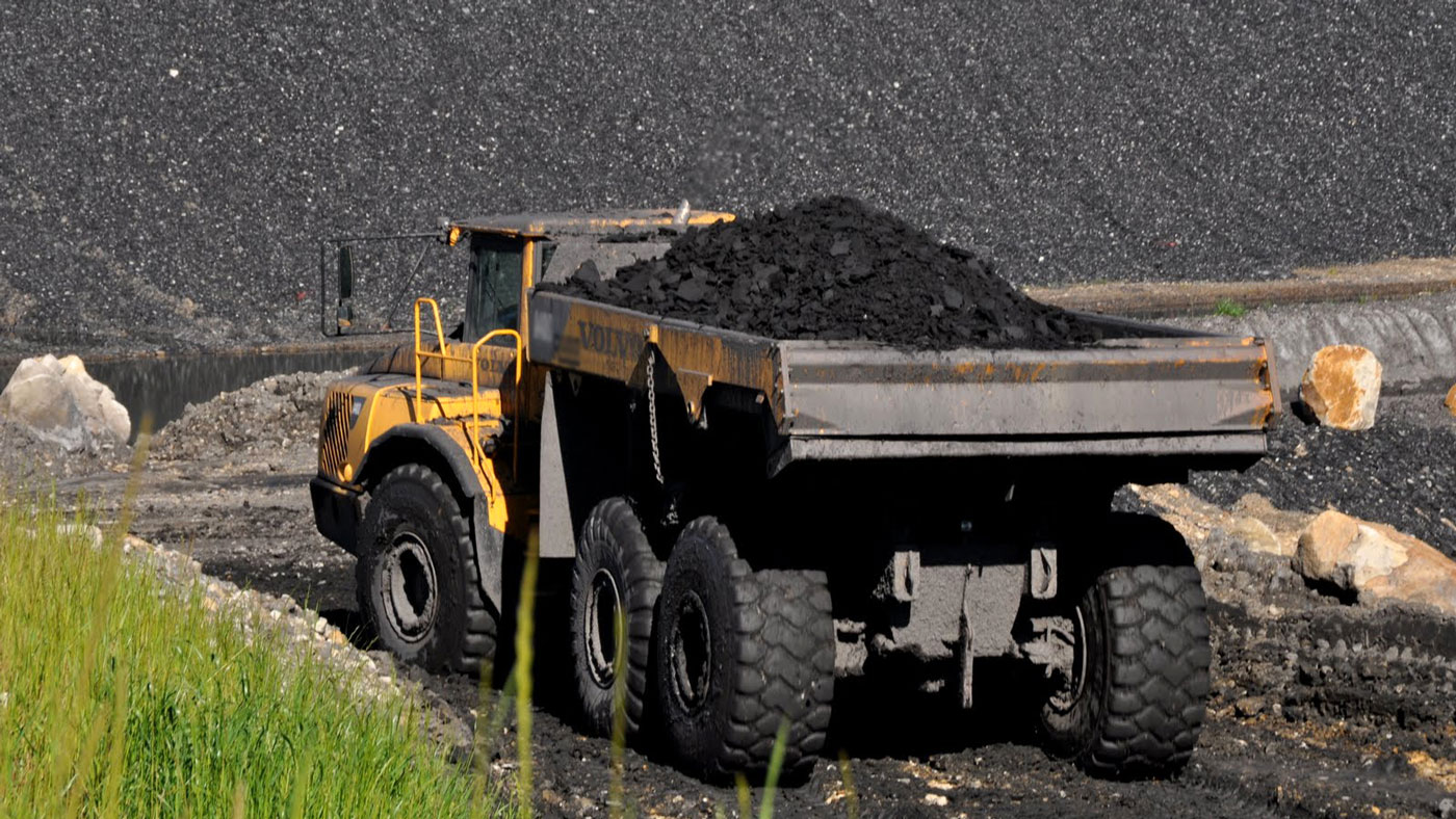 Camión de transporte de residuos de carbón desaguados en una mina de carbón