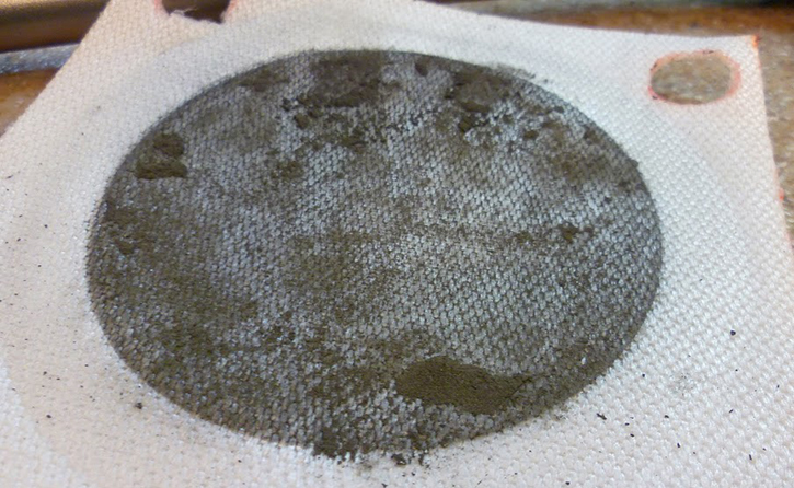 Primer plano de sedimento en una tela de un filtro de prensa
